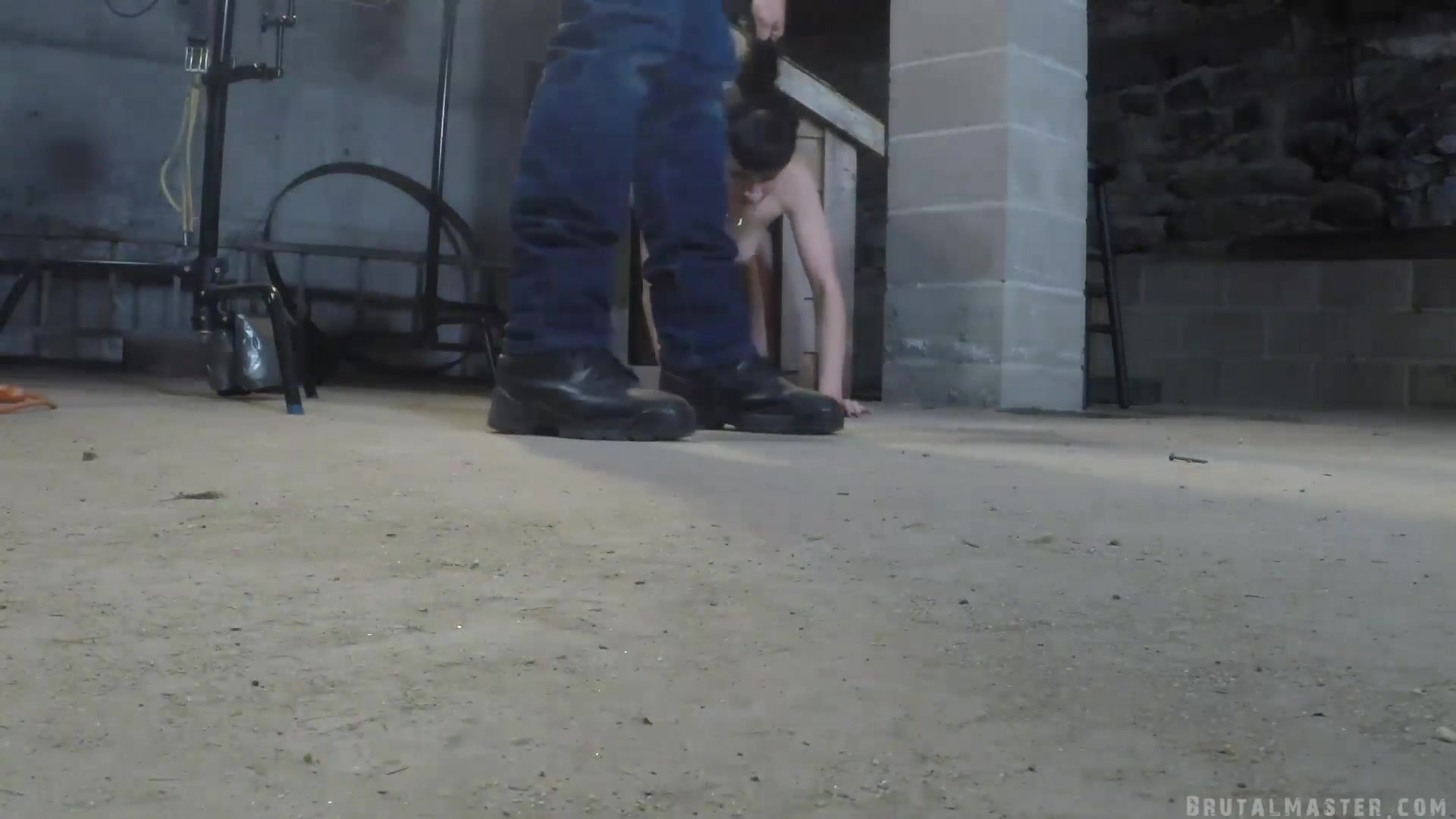 BRUTAL MASTER - Elle Bullwhip Hell